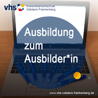 Das dekorative Bild zeigt einen aufgeklappten Laptop. Halbtransparent ist daürber das vhs-Logo bestehendend aus dem Text vhs und mehrfarbigen Kreisen, die widerum in einem Kreis angeordnet sind und dem Text Kreisvolkshochschule Waldeck-Frankenberg. In einem weiteren halbtransparenten blauen Kreis steht der Text Ausbildung zum Ausbilder/zur Ausbilderin.