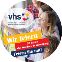 Bild zeigt dekorativ Menschen in einem Kurs mit dem Plakat Text "Wir feiern 50 Jahr vhs - Feiern Sie mit"