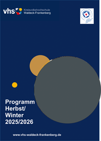 Titelbild des Programmhefts „Herbst/Winter 2025/2026“ der Kreisvolkshochschule Waldeck-Frankenberg. Der Hintergrund ist dunkelblau. In der Mitte befindet sich ein großer grauer Kreis, überlagert von einem kleineren gelben und einem orangefarbenen Kreis. Oben links ist das Logo der vhs Kreisvolkshochschule Waldeck-Frankenberg zu sehen, oben rechts ein weiteres Logo. Am unteren Rand steht die Website: www.vhs-waldeck-frankenberg.de.