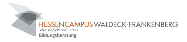 Das Logo des HessenCampus Waldeck-Frankenberg zeigt links ein abstraktes, mehrschichtiges grafisches Symbol in Grautönen. Rechts daneben steht der Schriftzug „HESSENCAMPUS WALDECK-FRANKENBERG“. Darunter befinden sich die Worte „Lebensbegleitendes Lernen“ und „Bildungsberatung“.